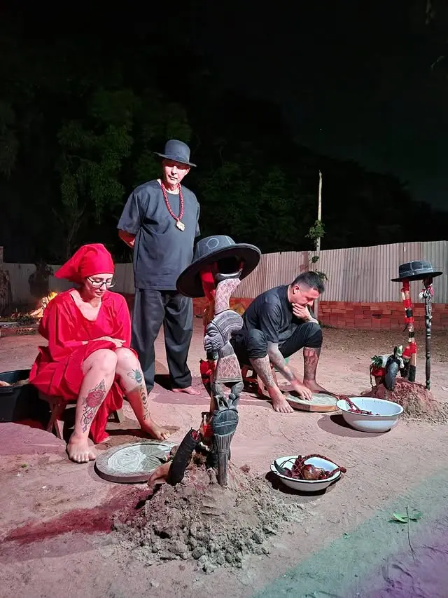Ritual noturno na Casa de Marabô: assentamentos de Exu e Pomba Gira, oferendas e fundamentos conduzidos pelos mestres e filhos da casa.